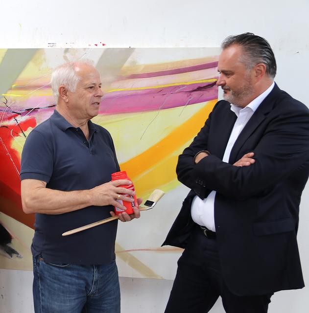 Landeshauptmann Hans Peter Doskozil mit Sepp Laubner vor dessen Bild „Abschiedssymphonie“, das 2019 anlässlich des Internationalen Events zum 210. Todestag Joseph Haydns entstand