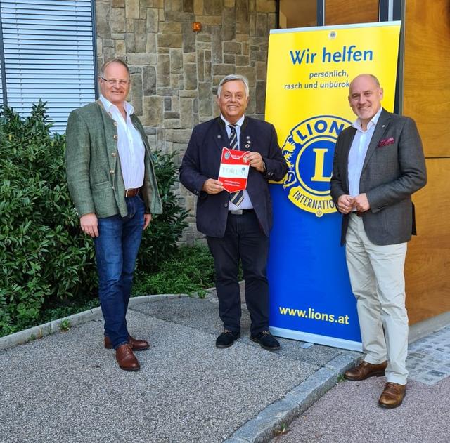 Lions Club-Zonenleiter Vzbgm. Ludwig Robitschko mit Governor Willi Himmel und Regionsleiter Gerhard Weswaldi (v.r.).