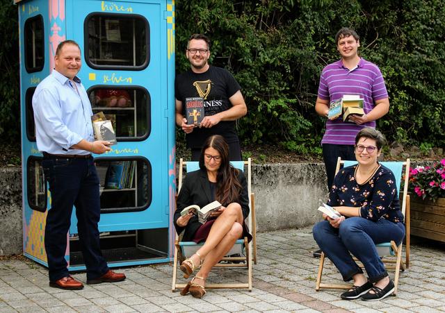 Mitglieder der SPÖ Köflach füllten den Bücherschrank am Gradener Dorfplatz auf.