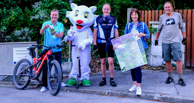 Die Stadträte Gert Zaunbauer, Leo Lindebner, Silvia Drechsler und György Bikich (von links) mit Mödzi beim Biker-Frühstück im Prießnitztal.