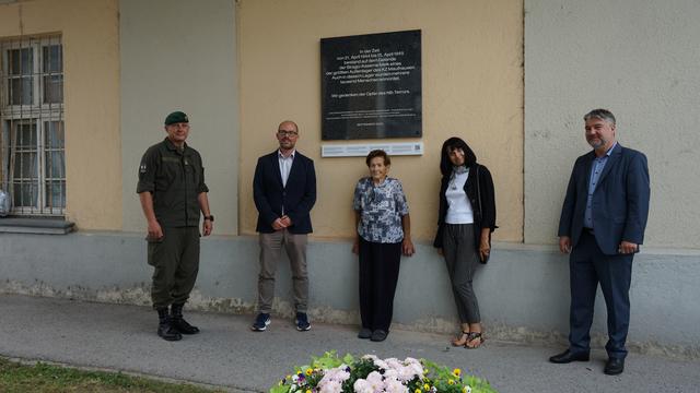 Michael Fuchs (Biragokaserne Melk), Christian Rabl (Zeithistorisches Zentrum Melk), Ada Starc, Nada Starc und Martin Grüneis (Land NÖ) (vlnr.).