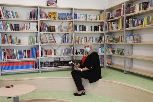 Direktorin Gabriele Berl-Martha freut sich über die umfangreiche Schulbibliothek | Foto: Potmesil