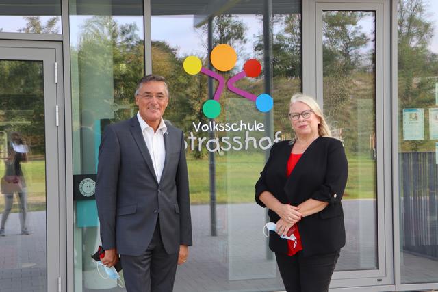 Wünschen den Schülern einen guten Start: Direktorin Gabriele Berl-Martha und Bürgermeister Ludwig Deltl. | Foto: Potmesil