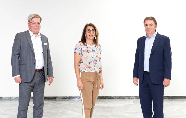 Landesobmann und WKNÖ-Präsident Wolfgang Ecker und WBNÖ-Direktor Harald Servus gratulieren Silvia Rupp zur Wahl als Fachgruppen-Obfrau.