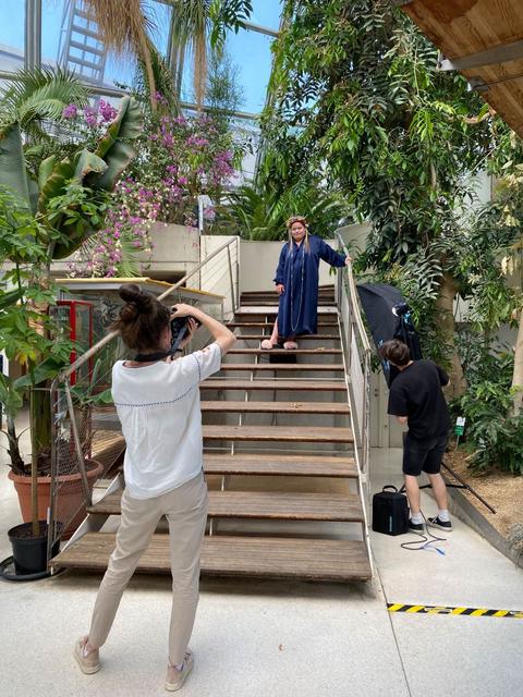 Viel Freude und Spaß während des Shootings: Model Melissa Percht mit Fotografin Karin Lernbeiß und Fotoassistent Jakob Kozmuth | Foto: Akademie Graz