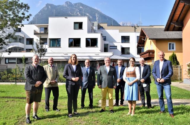Bei der offiziellen Eröffnung des neuen Seniorenwohnhauses im Bild v.l.: Bürgermeister Peter Harlander (Golling), Salzburg Wohnbau-Geschäftsführer Christian Struber, Landesrätin Andrea Klambauer, Bürgermeister Herbert Walkner (St. Koloman), Landeshauptmann-Stv. Heinrich Schellhorn, Bürgermeister Friedl Strubreiter (Scheffau), Vize-Bgm. Franziska Wagner (Golling), Bürgermeister a.D. Anton Kaufmann (Golling) und Salzburg Wohnbau-Geschäftsführer Roland Wernik.