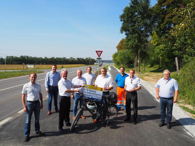 Ronald Keiblinger (Leiter-Stv. der Straßenbauabteilung Tulln), Christian Grubmüller (GGR von Enzersdorf an der Fischa), Landtagspräsident Karl Wilfing, Herbert Werner (Vizebgm. von Enzersdorf an der Fischa), Rudolf Puchinger (GR von Enzersdorf an der Fischa), Markus Plöchl (Bgm. von Enzersdorf an der Fischa) Robert Pinter (Straßenmeisterei Bruck/Leitha), Christof Dauda (Leiter der Abteilung Landesstraßenplanung), Felix Böhm (Leiter der Straßenmeisterei Bruck/Leitha).