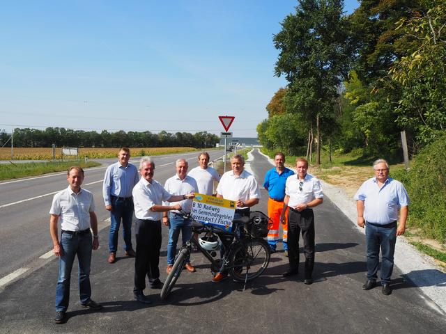  Ronald Keiblinger (Leiter-Stv. der Straßenbauabteilung Tulln), Christian Grubmüller (GGR von Enzersdorf an der Fischa), Landtagspräsident Karl Wilfing, Herbert Werner (Vizebgm. von Enzersdorf an der Fischa), Rudolf Puchinger (GR von Enzersdorf an der Fischa), Markus Plöchl (Bgm. von Enzersdorf an der Fischa) Robert Pinter (Straßenmeisterei Bruck/Leitha), Christof Dauda (Leiter der Abteilung Landesstraßenplanung), Felix Böhm (Leiter der Straßenmeisterei Bruck/Leitha). | Foto: Amt NÖ Landesregierung 