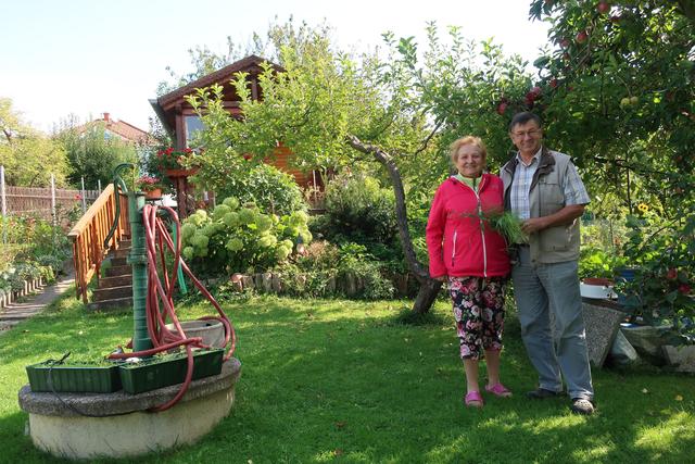 Maria und Erich Schock in ihrem wunderschönen Garten. | Foto: Ingrid Ruf