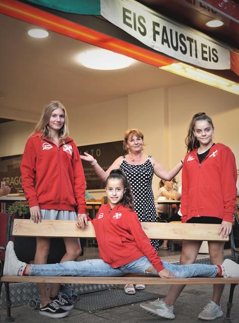 Katarina Fausti (hinten) ist begeistert und unterstützt die Kunstturnerinnen des SV Gymnastics Gänserndorf (v.l.n.r.: Stella Lobner, Damaris-Faith Carabasa und Sara-Grace Carabasa) mit einem Sponsoring.