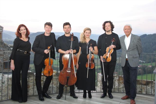 Die Festspielorganisatorin Manuela Trachmann-Sereinig mit dem "Pavel Haas Quartett" und Alfred Riedl