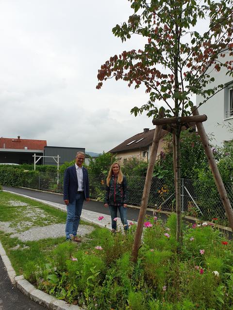 Klimafitte Siedlungsraumgestaltung in Weinburg: Ortschef Peter Kalteis und Edith Kendler, KAM-Managerin