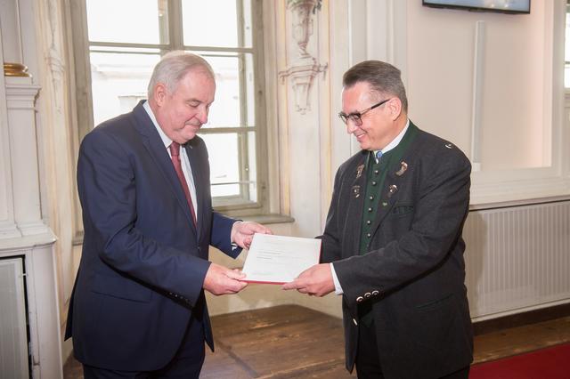 LH Hermann Schützenhöfer würdigte Helfried Ogrisek (r.) für seine Verdienste im Landesdienst mit dem Berufstitel „Regierungsrat“.
