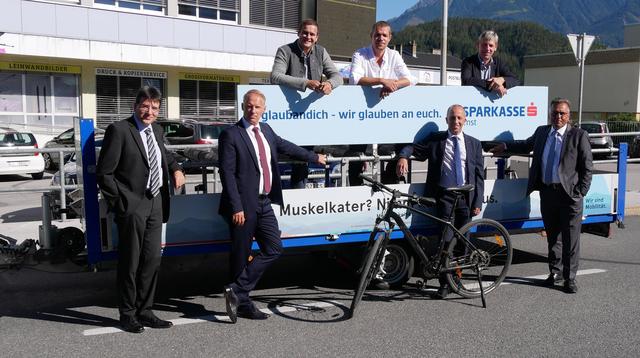 Präsentieren gemeinsam stolz einen der zehn neuen Fahrradanhänger (v.l.): Die beiden Vorstände der Sparkasse Imst, Markus Scheiring und Mario Kometer, Christoph Rauch von Ötztal Tourismus, Markus Kathrein vom VVT, Roland Falkner (Kommerzkundenbetreuer der Sparkasse Imst), Hansjörg Falkner (Bürgermeister Oetz) und Franz Sailer, Geschäftsführer Ötztaler.