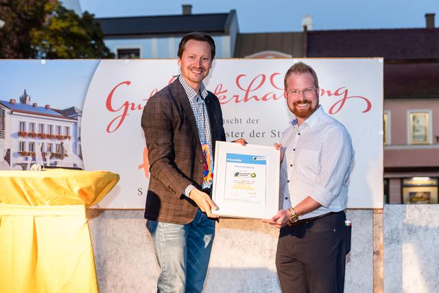Rainer Handlfinger übergab die Ehrenurkunde von Klimabündnis Österreich an Christoph Artner.