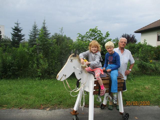 Riesenfreude auf ihrem Ferdi haben Julia, Jonathan und ihr Opa Otto in Oberwart.
