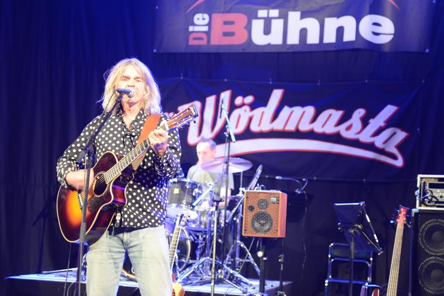 Lange Haare und ein Hemd mit Tupfen: Gitarrenhero Roland Vogl.