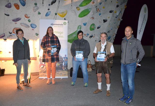 JHV_AV-Imst-Oberland_Ehrung_40 Jahre: Die ehemalige Obfrau-Stellvertreterin Brigitte Niederbacher (l.) und Obmann-Stellvertreter Helmar Lanbach (r.) gratulierten zu 40 Jahre Mitgliedschaft bei der Sektion (v.l.): Astrid Lechleitner, Obfrau und selbst Jubilarin Tini Gastl sowie Anton Eiter.