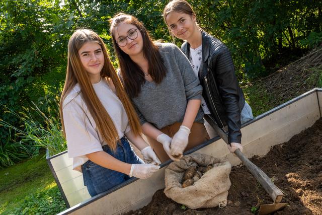 Schülergruppe des dritten Jahrgangs der HLW Spittal im Gastronomie-/Ernährungsunterricht