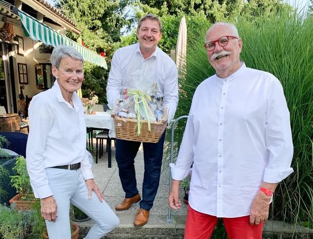 Gernot Bartl Ehrenbürgerschaft
Gernot Bartl, zukünftiger Villacher Ehrenbürger, gemeinsam mit Gattin Barbara und Bürgermeister Günther Albel, der auch zum 80.Geburtstag gratulierte.