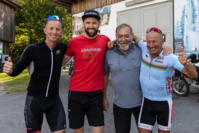 So sehen Sieger aus: Uwe Hochenwarter (Mitte links) mit Organisator Sepp Lederer, flankiert von Johannes Buchacher (ganz links) und Siegfried Hochenwarter (ganz rechts)