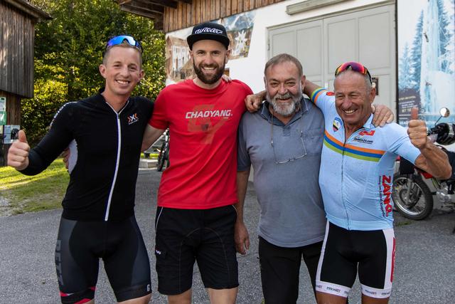 So sehen Sieger aus: Uwe Hochenwarter (Mitte links) mit Organisator Sepp Lederer, flankiert von Johannes Buchacher (ganz links) und Siegfried Hochenwarter (ganz rechts) | Foto: Andreas Lutche