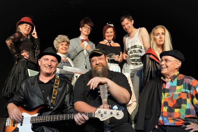 Das Ensemble von "Wo ist der Maitre?":
vorne, von links: Jo Zimmer, Holger Treven,Günther Karpf   
Hinten: Patricia Santo-Passo, Mareidi Zimmer, Klemens Kogelnig, Winny Sowa, Michael Petschnigg, Kathi Himmel | Foto: Theater Gruppe Kärnten