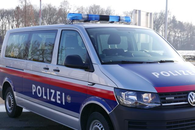 Die Polizisten nahmen den Mann fest und stellten neben den drei Tatwaffen auch einen Teleskopschlagstock sicher.