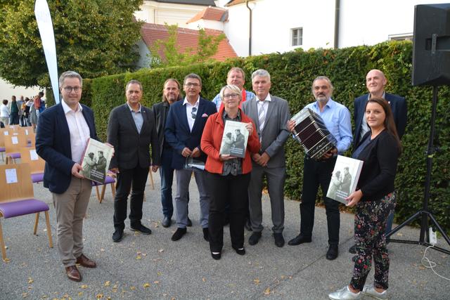 Eine gut besuchte Präsentation in Podersdorf am See: Herbert Brettl mit Gästen.