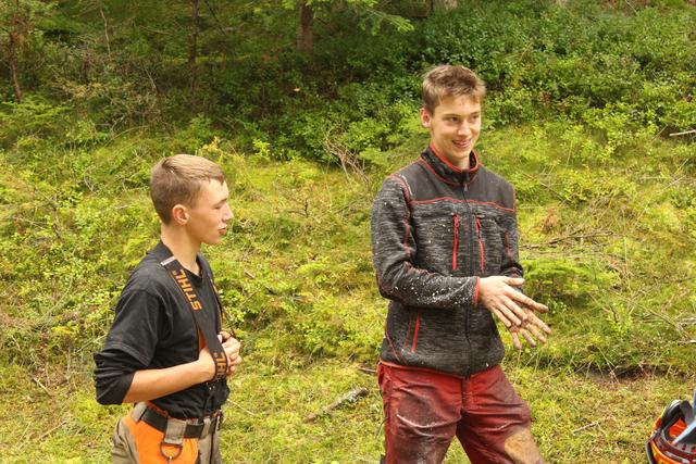 Stefan und Lukas machen eine Pause vom Hochsitz-Bau.  | Foto: Katrin Löschnig