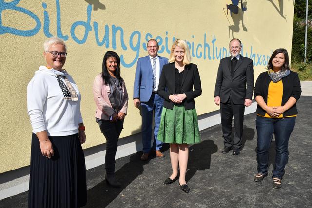 von li: Vizebürgermeisterin Anneliese Bräuer, Roberta Pelzl-Mairwöger (Hilfswerk, Hort), BGM Josef Rathgeb, LR Christine Haberlander (Landeshauptmann-Stellvertreterin OÖ), Pfarrer P. Wolfgang Haudum, Leiterin der Hauses, Elisabeth Gahleitner 