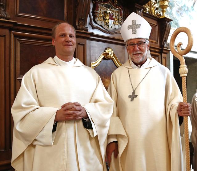 Bei der Priesterweihe im Dom in Klagenfurt: Diözesanbischof Josef Marketz mit Robert Johann Thaler | Foto: Diözesan-Pressestelle/Eggenberger