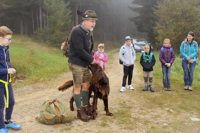 Der kinderfreundliche Hund "Kit" mit seinem Herrchen.  | Foto: Katrin Löschnig