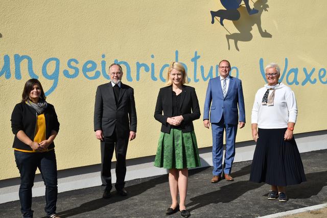 von li: Elisabeth Gahleitner (Pädagogische Leitung Kindergarten und Krabbelgruppe), Pfarrer P. Wolfgang Haudum, LR Christine Haberlander, BGM Josef Rathgeb, Vizebürgermeisterin Anneliese Bräuer