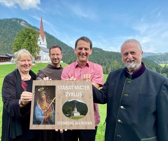 Von links: Margit Margreiter schrieb die Texte, Franziskanerprovinzial Oliver Ruggenthaler weihte den Weg, Prof. Hannes Margreiter gestaltete mit Malschülern die Bilder und Ortspfarrer P. Thomas Naupp OSB organisierte die Aufstellung.