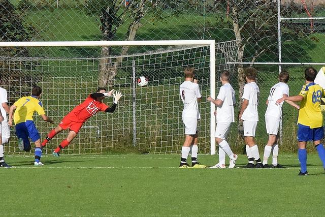 FC Wildschönau vs. FC Wacker Alpbach - eine der wenigen Möglichkeiten für Wildschönau (Freistoß pariert vom Alpbach Keeper Daniel Margreiter).
