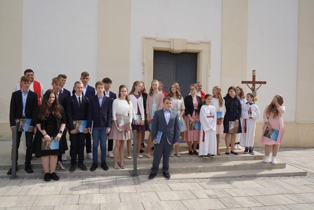 Nach der Firmung vor der Stadtpfarrkirche in Neusiedl am See | Foto: Andrea Glatzer