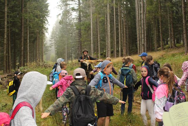 Die Kinder halten brav eine "Fuchslänge" Abstand.  | Foto: Katrin Löschnig