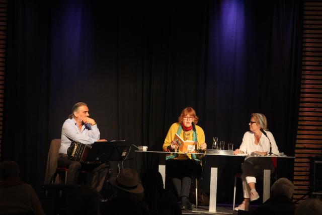 Autorin Mila Haugova mit Moderatorin Karin Ivancsics und Musiker Ferry Janoska.