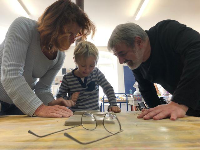 Beate Seckauer, Valentin und sein Opa bei der ersten Ton Handsignatur.


 | Foto:  JAG - KI Sozialvernetzt 
