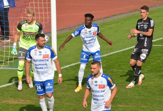 Samson Tijani (Mitte) musste mit Gelb/Rot vom Platz und wird vermutlich gegen Sturm fehlen.