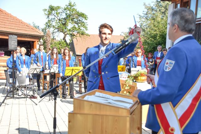 Emoitonale Amtsübergabe: Johann Schmid übergibt Zepter. | Foto: Schlüsselberger