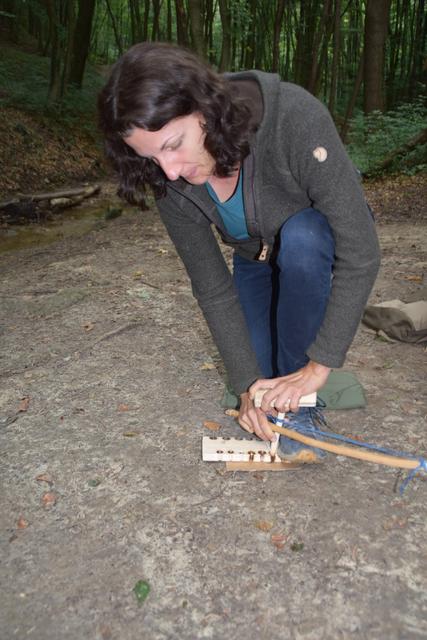 Feuer machen nach uralten Methoden.