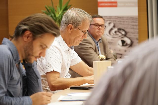 Bgm. Oberer (Mitte) und sein Vize Klaus Schimana (hinten) sind in Sachen Pflegeheim nicht einer Meinung. Amtsleiter Sebastian Weirather (vorne) Protokollierte die Wortmeldungen mit. | Foto: Reichel
