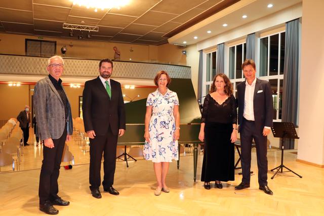 Karl-Heinz Schütz (Flöte), Anne Marie Dragosits (Cembalo), Birgit Hofer-Norz, Kulturreferent Vizebgm. Peter Vöhl und StR. Herbert Mayer (v.re.). | Foto: Othmar Kolp