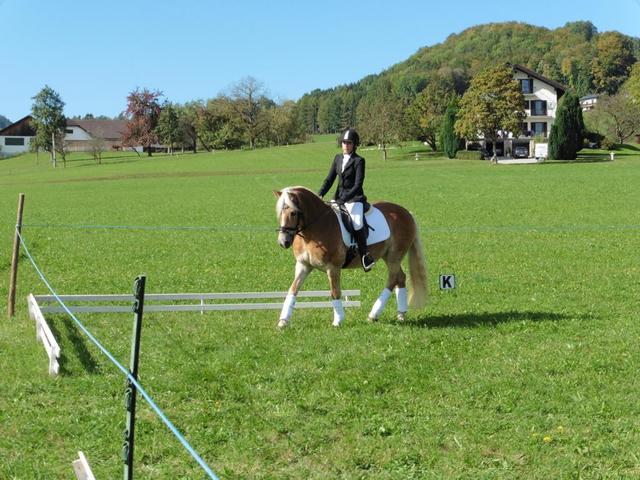 Bianca Spiessberger trainiert vier Mal in der Woche auf ihrem Pferd Nelke und hat an Turniern teilgenommen.