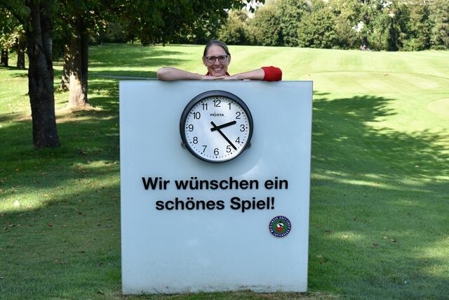 Charmante Begrüßung: Sanitäterin Sandra Siedl (RK St. Georgen) war im Fototeam beim Jubiläums-Turnier unterwegs, um alle Golfer ins Bild zu rücken.