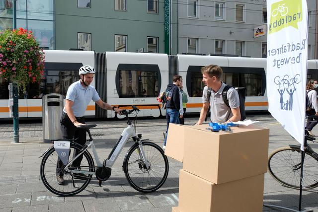 Beim Vergleichstest galt es einen ganzen Umzugskarton sicher Richtung Hauptplatz zu befördern. | Foto: Radlobby OÖ