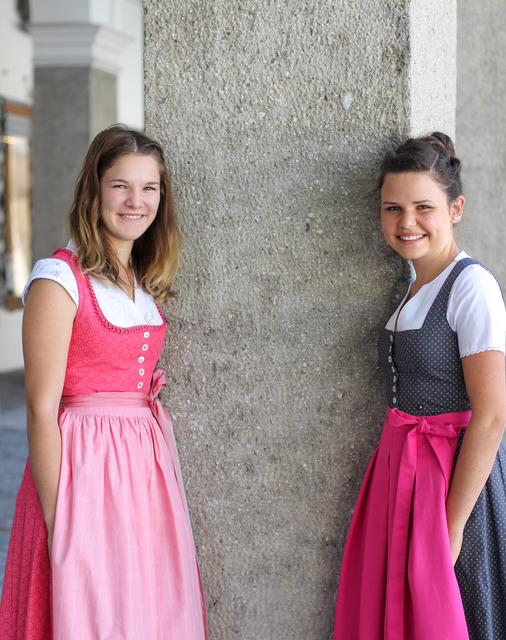 Sarah Rier und Eva Stöckl machen beide im Heimatwerk eine Doppellehre als Einzelhandels-Kauffrau und Bekleidungsgestalterin im Heimatwerk.