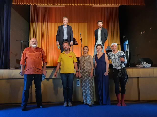Die Organisatoren der Wolfstage Stephan Rabl von Szene Waldviertel und Manfred Greisinger von Edition Stoareich mit der Sopranistin und Pädagogin Genia Lackey, Korrepetitorin Elena Mashtalova, Therapeut Albert Emanuel Kessler, Schauspieler Felix Kurmayer und Musiker David Sporrer.